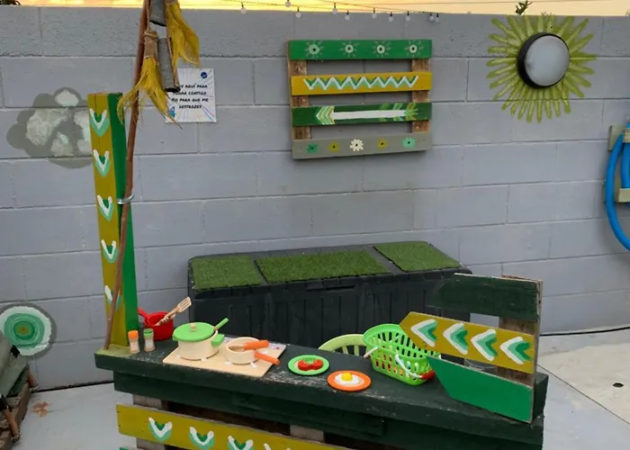 Hostal Casa Enric , con zona infantil, piscina y parking privado Deltebre