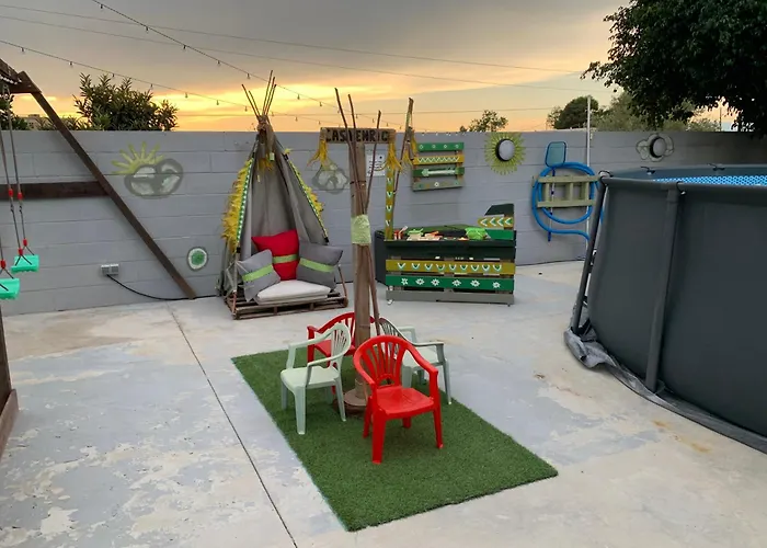 Hostal Casa Enric , con zona infantil, piscina y parking privado Deltebre