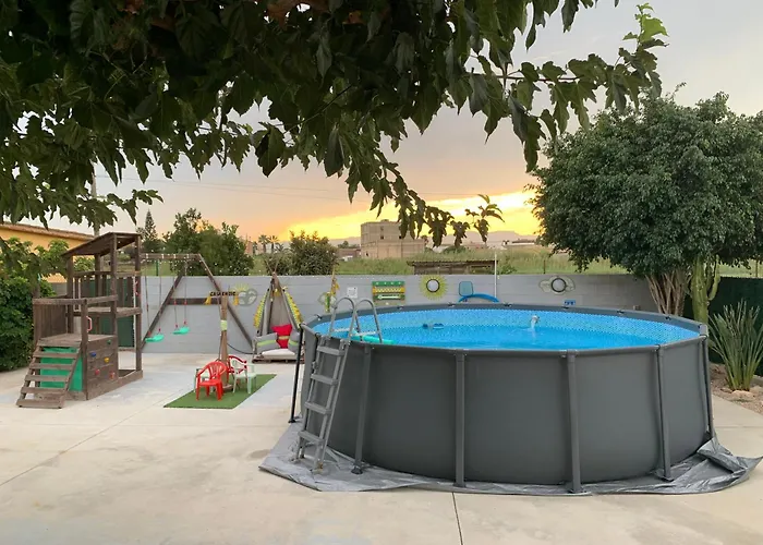 Hostal Casa Enric , con zona infantil, piscina y parking privado Deltebre